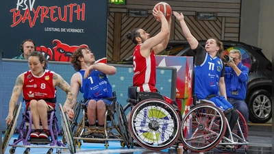 Vahid Atefimonfared (auf unserem Foto beim Wurf im Spiel gegen RB Zwickau) war mit zehn Punkten zweitbester Bayreuther Werfer beim BBC Münsterland. Mary Silberman (links im Bild) fehlte heute. (Foto: Archiv/Stefan Dörfler)