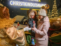 Nikolaus und Christkind besuchten den Bayreuther Christkindlesmarkt.  (Foto: sd)