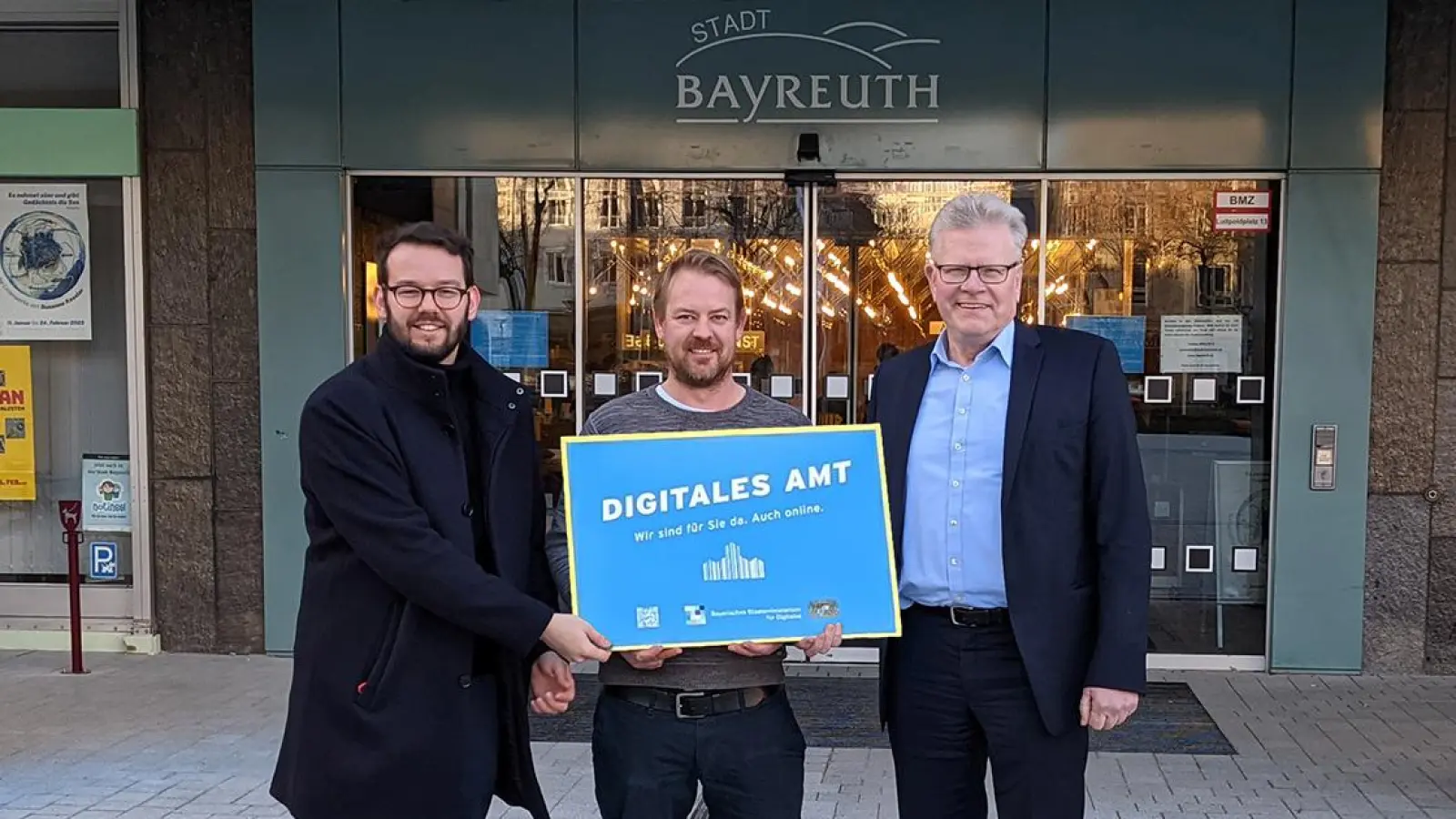 Bayreuth ist „Digitales Amt“: Andreas Zippel, Matthias Kollenda und Thomas Ebersberger präsentieren die Auszeichnung vor dem Neuen Rathaus. (Foto: Stadt Bayreuth)