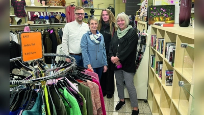 V.l.: BRK-Kreisgeschäftsführer Markus Ruckdeschel, stellv. Fachbereichs- und Ladenleiterin Sylvia Beregszaszy, Abteilungsleiterin Wohlfahrt und Soziales Susanne Bühner und Fachbereichs- und Ladenleiterin Kathrin Gruschwitz . 	 (Foto: gmu)