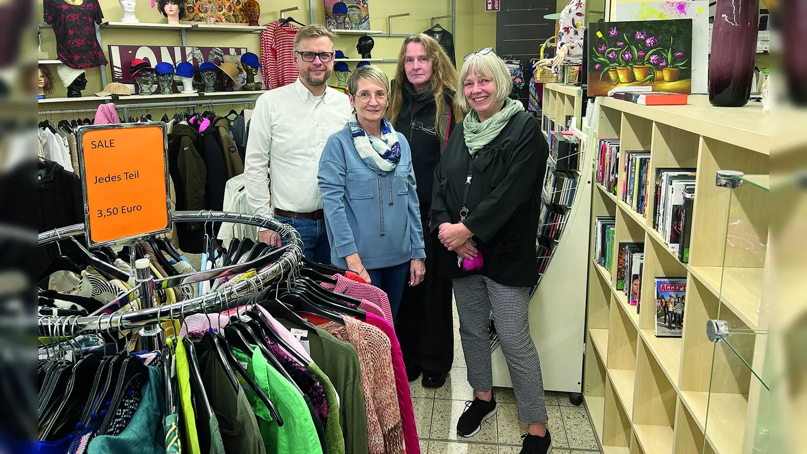 V.l.: BRK-Kreisgeschäftsführer Markus Ruckdeschel, stellv. Fachbereichs- und Ladenleiterin Sylvia Beregszaszy, Abteilungsleiterin Wohlfahrt und Soziales Susanne Bühner und Fachbereichs- und Ladenleiterin Kathrin Gruschwitz . 	 (Foto: gmu)
