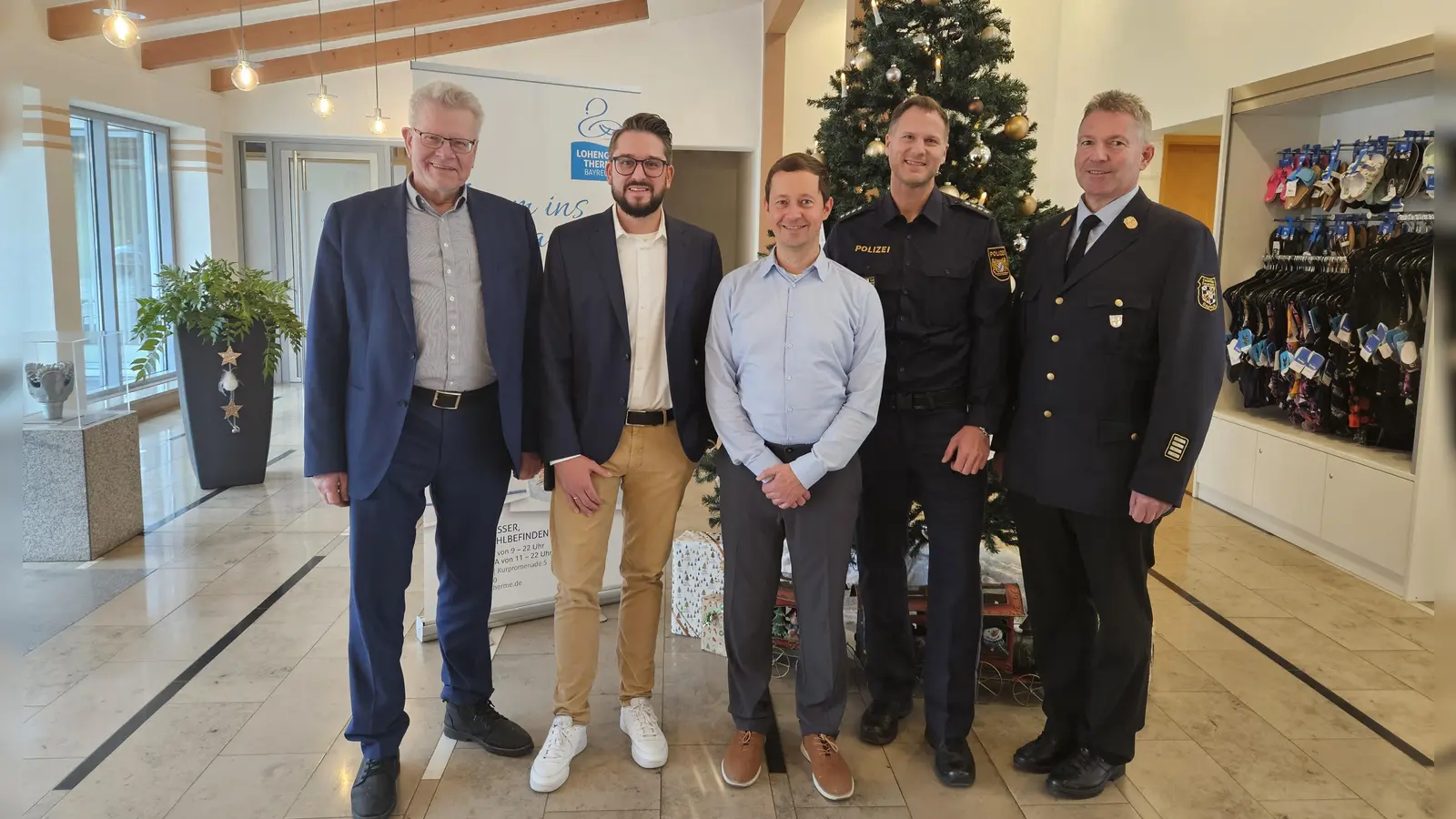 OB Thomas Ebersberger, Thermen-Leiter Benjamin Beyer, Stadtwerke-Geschäftsführer Markus Rützel, Michael Trat (Polizeiinspektion Bayreuth-Stadt), Stadtbrandrat Ralph Herrmann (Foto: Stadtwerke Bayreuth)