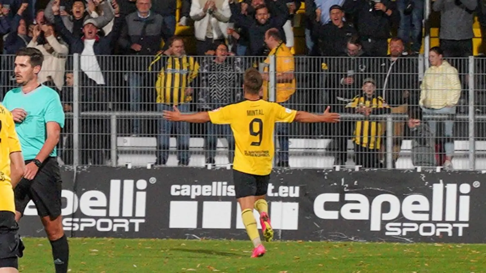 Jakub Mintál feiert eines seiner beiden Tore gegen das kleine Kleeblatt. (Foto: Dörfler)