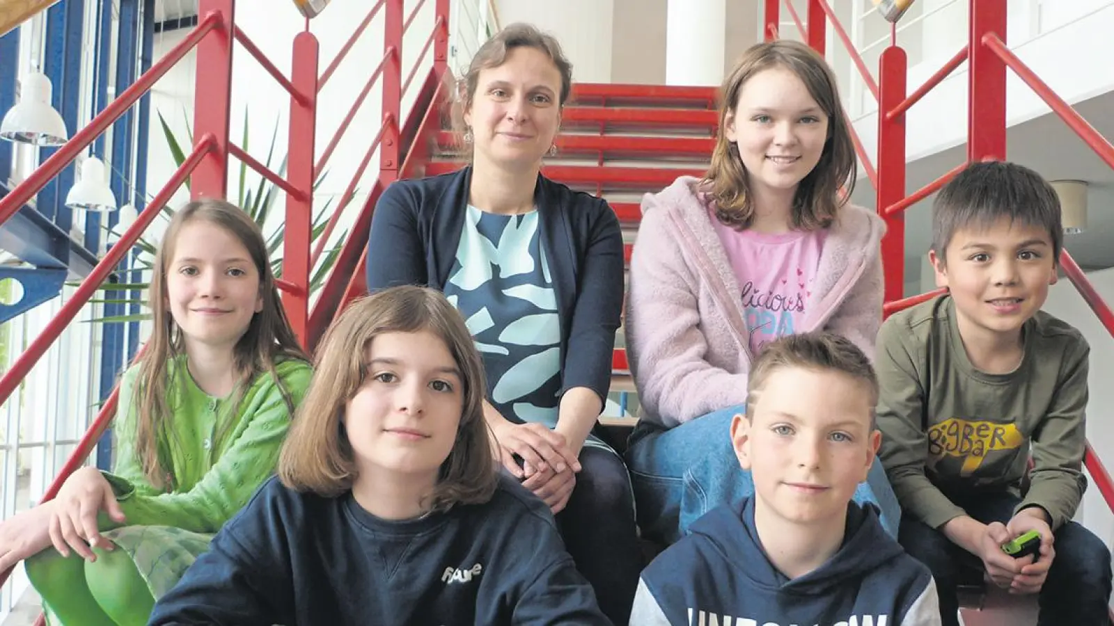 Vorne v.l. Esther und Leo, hinten v.l.  Morgan, Alexandra und Johannes, haben Referentin <br>Prof. Dr. Anna Schenk getroffen und Fragen gestellt. (Foto: red)