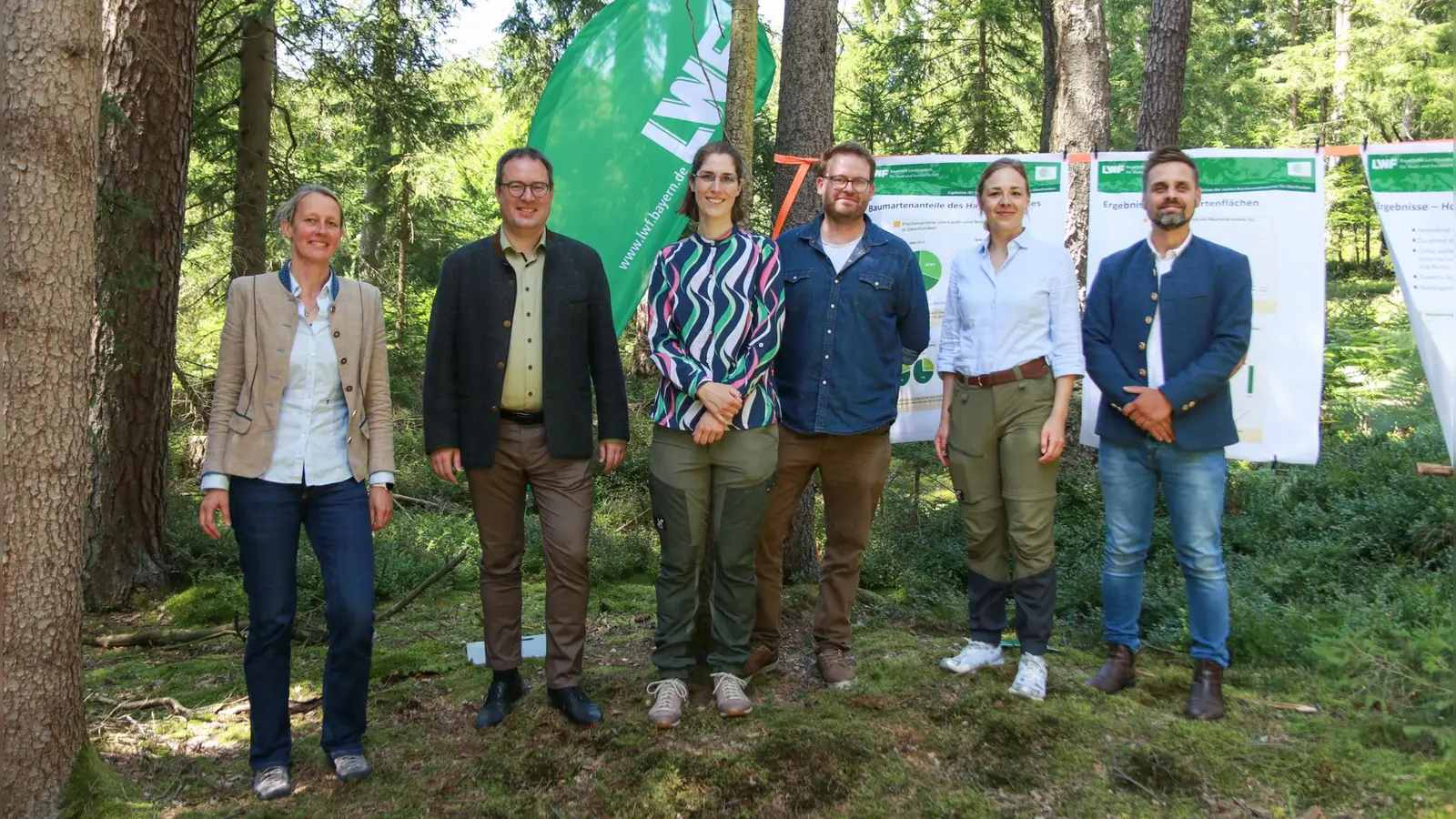 Gruppenbild bei der 4. Bundeswaldinventur für Oberfranken im Wald bei Hummeltal; v.l.: Dr. Ruth Dirsch, Vizepräsidentin der LWF, Regierungspräsident Florian Luderschmid; Julia Haas (Bereichsleiterin Forsten, AELF Bamberg), Robert Geiser (Bereichsleiter Forsten, AELF Bayreuth-Münchberg), Isabel Fichtner (stv. Forstbetriebsleiterin Pegnitz – Bayerische Staatsforsten) und Jens Härtl (Bereichsleiter Forsten, AELF Coburg-Kulmbach) (Foto: Benjamin Böhm, Regierung von Oberfranken)