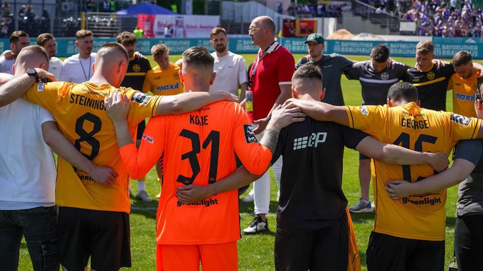 Die Saison ist vorbei: Spieler und Staff nach dem Spiel gegen Erzgebirge Aue. (Foto: Dörfler)