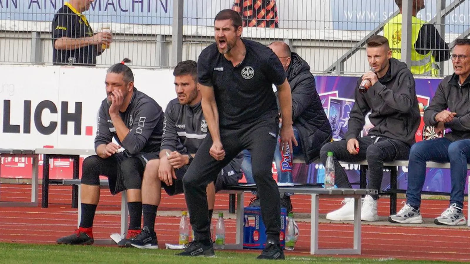 Thomas Kleine beim Spiel gegen 1860 München. Im Hintergrund v.l.n.r.: Udo Gans, Julian Kolbeck (beide Co-Trainer), Wolfgang Gruber (Geschäftsführer, verdeckt), Chris Wolf (Assistent sportliche Leitung), Michael Born (Geschäftsführer). (Foto: Dörfler)