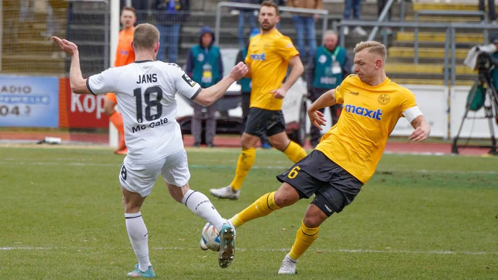Benedikt Kirsch von der SpVgg Bayreuth gegen den Halleschen FC. (Foto: Dörfler)