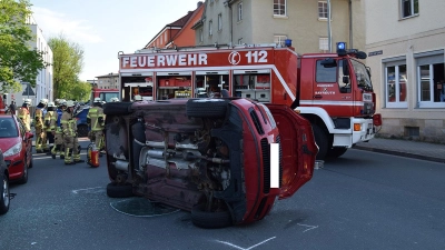 Unfall am Sonntagabend in der Leibnitzstraße in Bayreuth. (Foto: Freiwillige Feuerwehr Bayreuth)