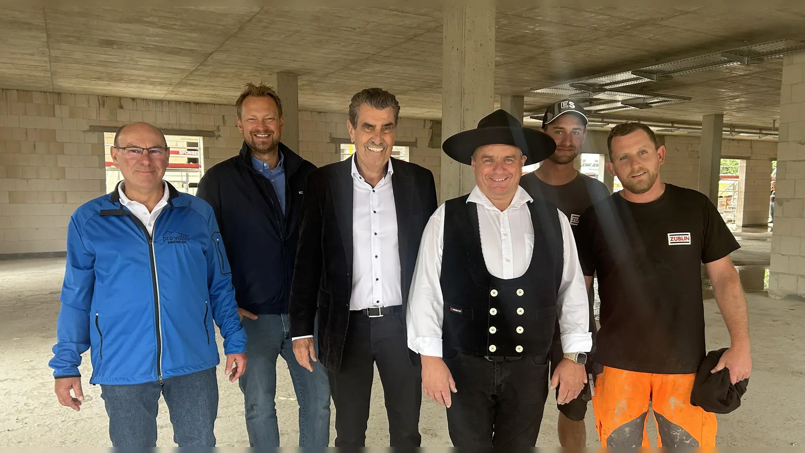 Trotz Regen ein gelungenes Richtfest: Günter Pfaffenberger (li.) und Harry Krause (3 v.l.) freuen sich über den bisher erfolgreichen Baufortschritt.  (Foto: jm)