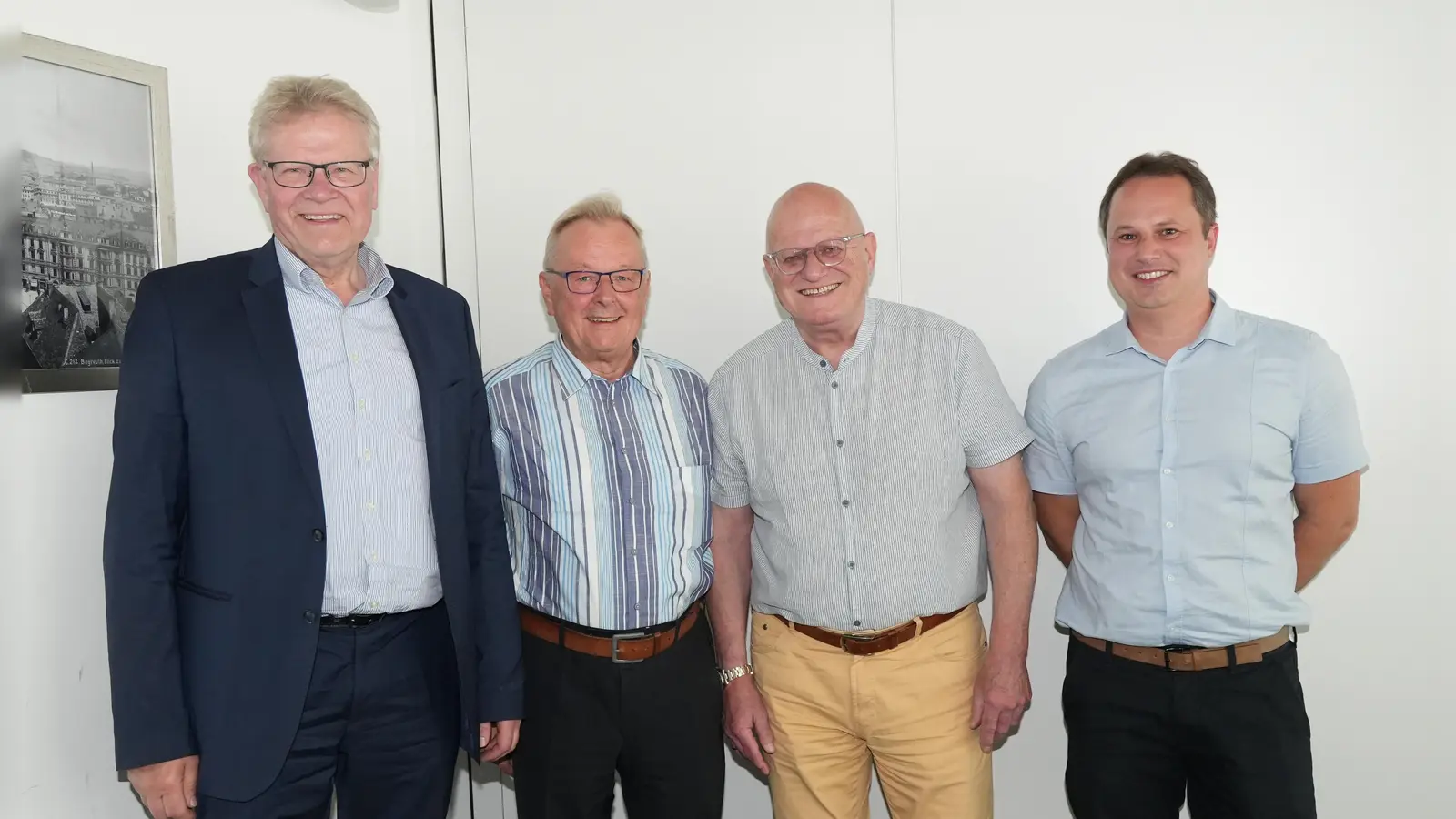 Nach knapp 32 Jahren Tätigkeit bei der Stadt Bayreuth verabschiedet sich Heinz Pfister in den Ruhestand. Oberbürgermeister Thomas Ebersberger (li.) und Berufsmäßiges Stadtratsmitglied Ulrich Pfeifer (2.v.re.) dankten Heinz Pfister (2.v.li.) und wünschten dessen Nachfolger Heiko Ellner-Schuberth (re.) alles Gute in dessen neuer Stelle. (Foto: Stadt Bayreuth )