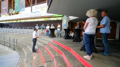 Ortstermin mit Oberbürgermeister Andreas Zippel und städtischen Verantwortlichen in der Mainkurve des Eisstadions. Die roten Markierungen kennzeichnen den Gefahrenbereich an den beschädigten Betonstufen. (Foto: Stadt Bayreuth)