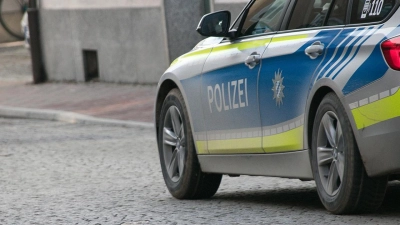 Ein Polizeiauto im Straßenverkehr. (Symbolbild: pixabay)