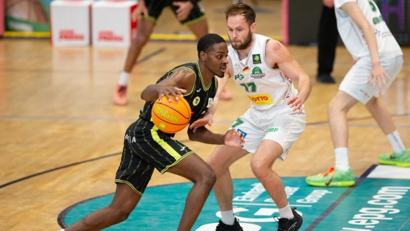 Tehree Horn (am Ball) war Bayreuther Topscorer beim Sieg in Koblenz. (Foto: EPG Baskets Koblenz/Marco Hochstein)