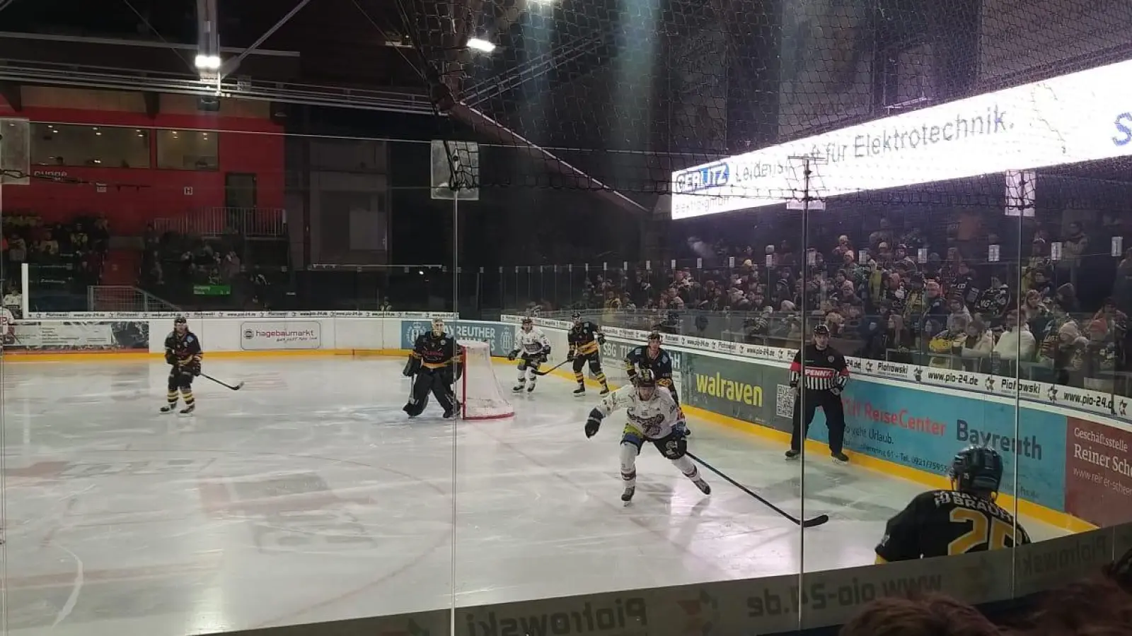1.448 Fans im Städtischen Eisstadion bejubelten den Sieg der Tigers gegen Deggendorf. (Foto: Denise Preiss)