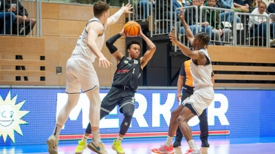 BBC-Akteur Shane Gatling wird von zwei Düsseldorfer Spielern bedrängt. (Foto: Norbert Schulz)