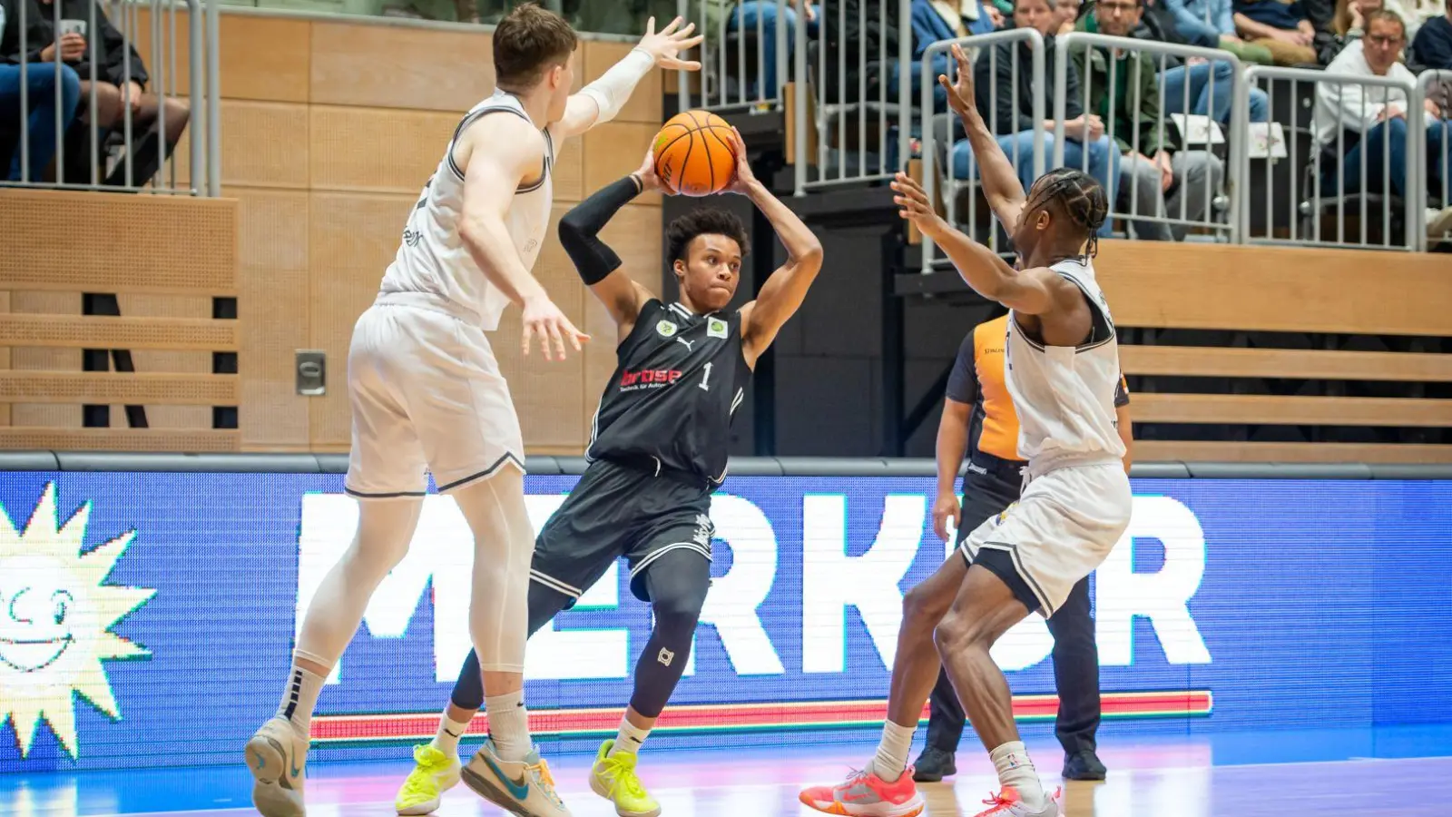 BBC-Akteur Shane Gatling wird von zwei Düsseldorfer Spielern bedrängt. (Foto: Norbert Schulz)