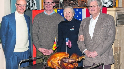 V.l.: 2. Vorsitzender DAFK Dr. Eric Hoffmann, Commander 1-6 FA Captain Charles Berry, Ehrenvorsitzende Claudia Hoffmann und 1. Vorsitzender DAFK Dieter Waas.  (Foto: Dr. Günter Holländer)
