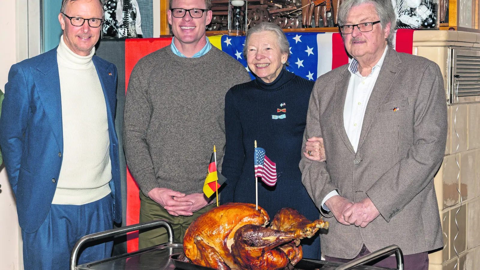 V.l.: 2. Vorsitzender DAFK Dr. Eric Hoffmann, Commander 1-6 FA Captain Charles Berry, Ehrenvorsitzende Claudia Hoffmann und 1. Vorsitzender DAFK Dieter Waas.  (Foto: Dr. Günter Holländer)