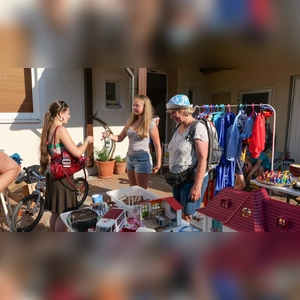 Beim Birken-Flohmarkt schlenderten zahlreiche Besucher zwischen den liebevoll aufgebauten Ständen und stöberten nach neuen Schätzen.  (Foto: sd)