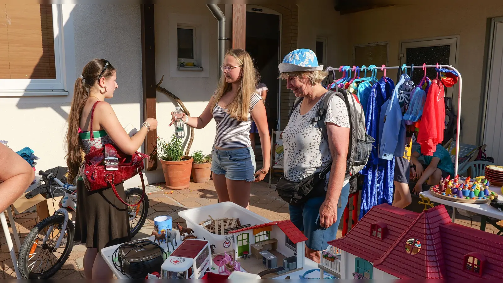 Beim Birken-Flohmarkt schlenderten zahlreiche Besucher zwischen den liebevoll aufgebauten Ständen und stöberten nach neuen Schätzen.  (Foto: sd)
