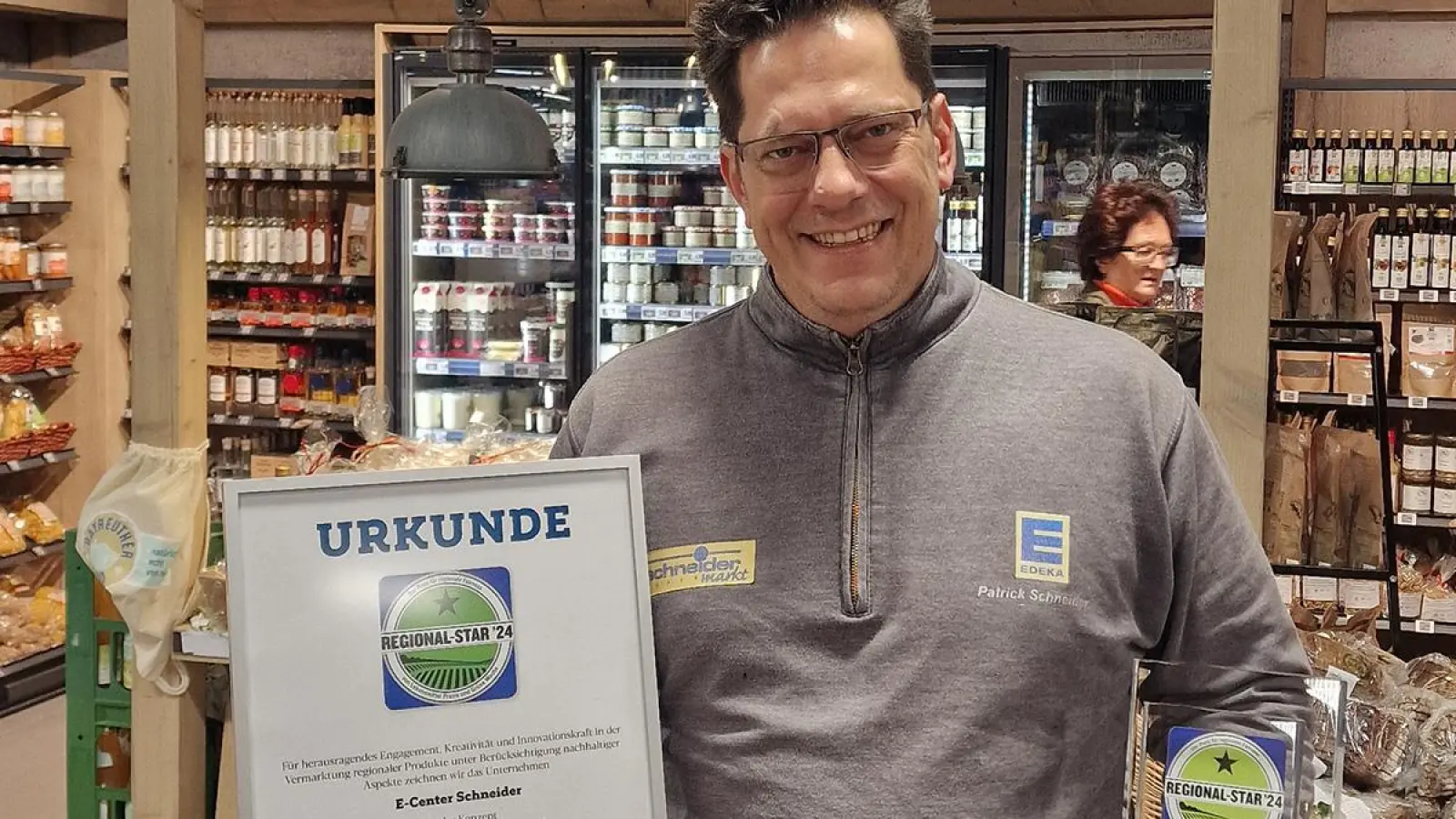 Regional-Star 2024: Patrick Schneider im Hofladen seines e Centers in der Otto-Hahn-Straße. (Foto: red)