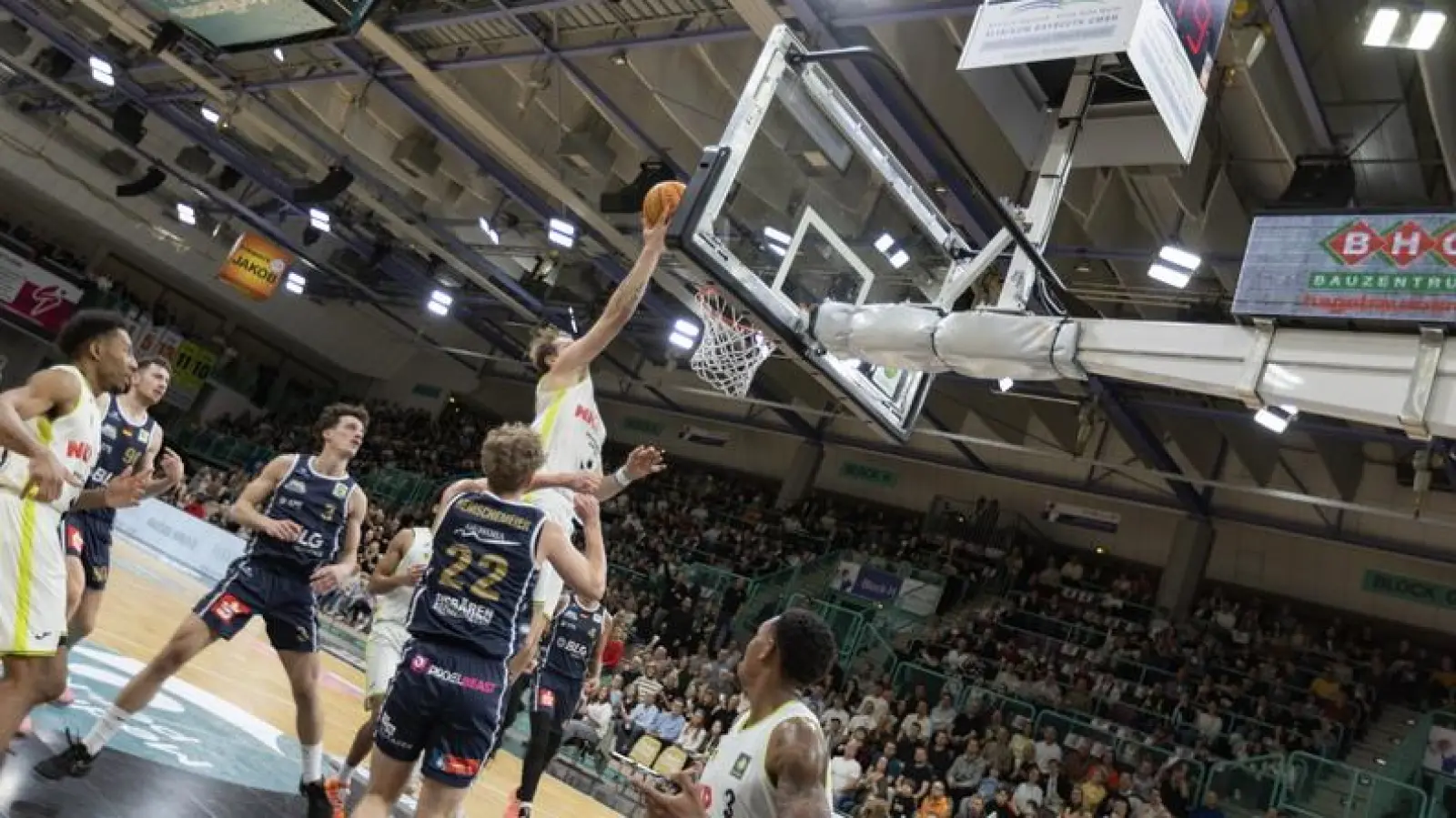 Lenny Liedtke (am Ball) war im ersten Spiel nach seiner Verletzungspause gegen Bremerhaven gleich Topscorer. (Foto: BBC Bayreuth/Florian Massen)