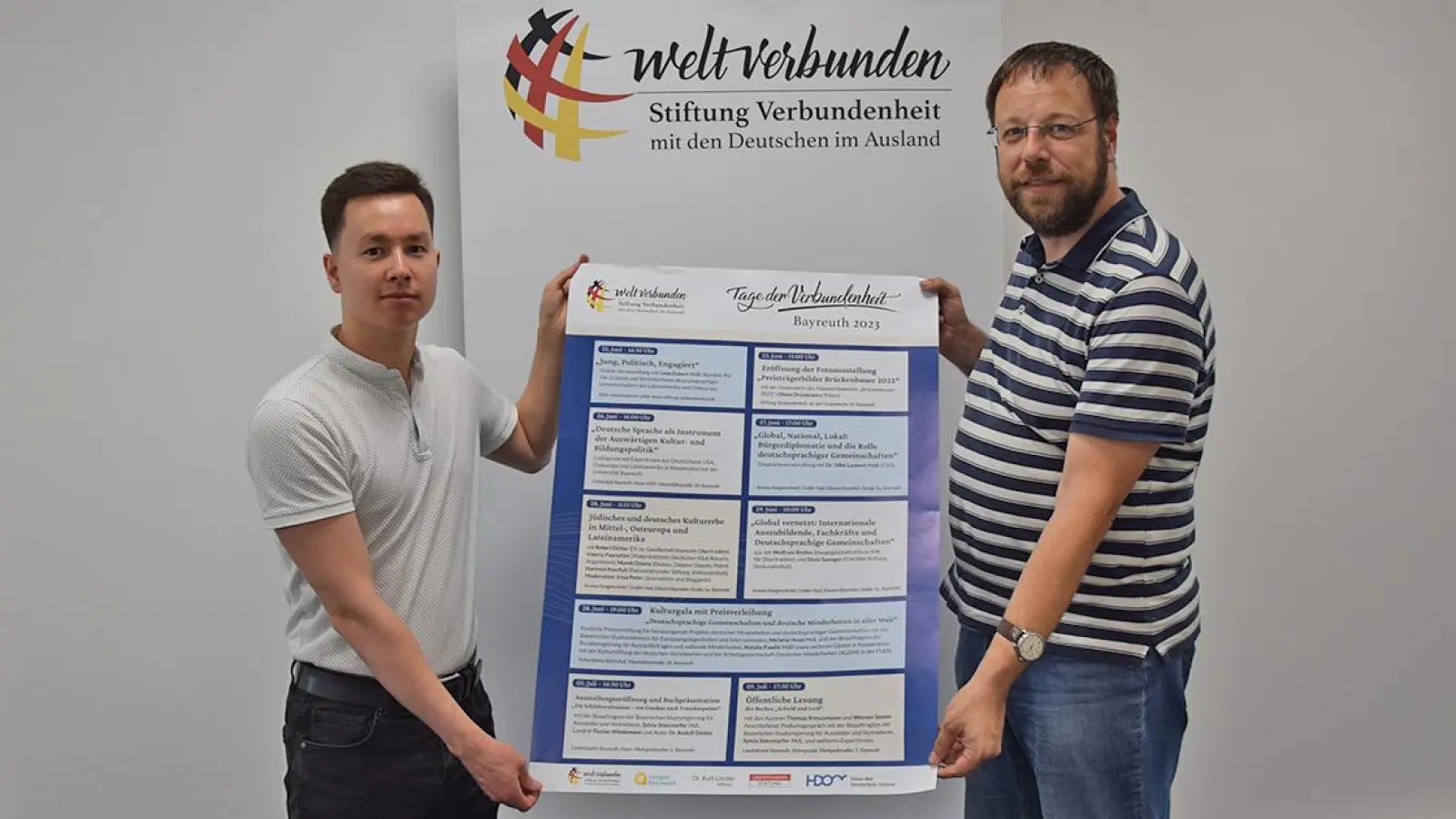 V.l. Artur Shessler, Deutscher aus Kirgistan, und Sebastian Machnitzke präsentieren das Programm. (Foto: Lenkeit)