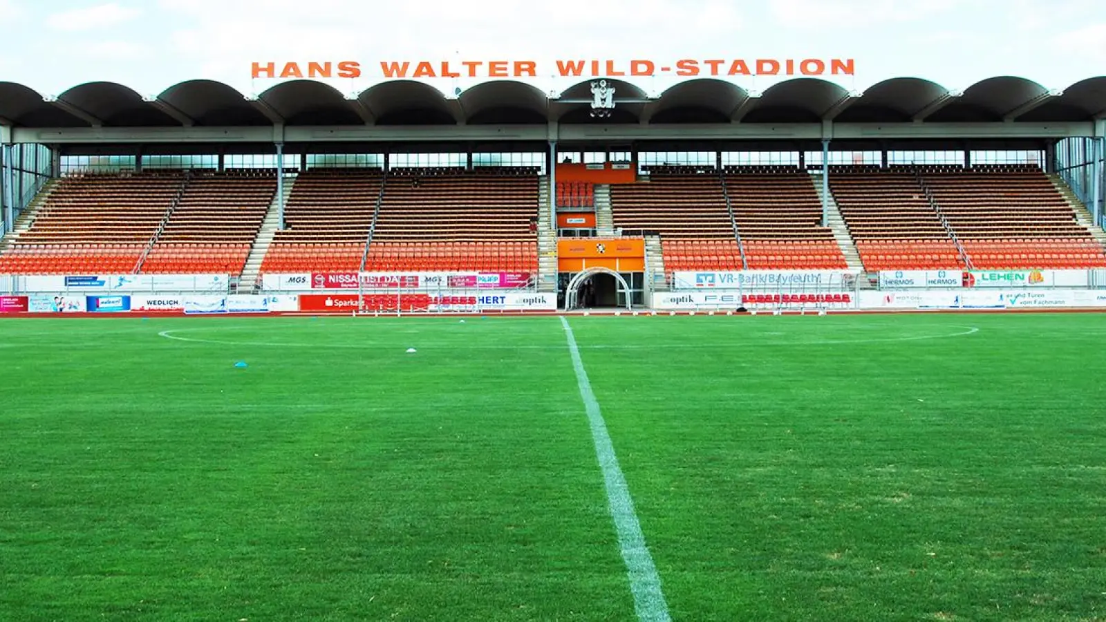 Lokalnachrichten in Bayreuth: Neues Fußball-Spielfeld im Stadion ist fertig (Foto: Klaus-Peter Volke)