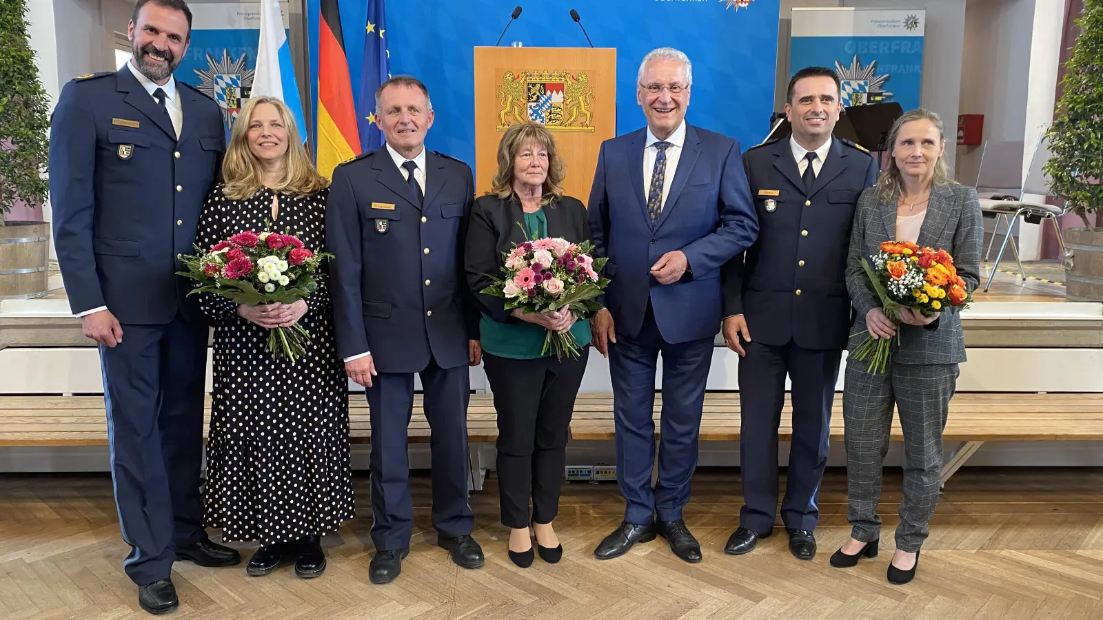 Führungswechsel beim Polizeipräsidium Oberfranken: Bayerns Innenminister Joachim Herrmann beim feierlichen Amtswechsel. V.l.: Ulrich Rothdauscher mit Frau, Armin Schmelzer mit Frau, Innenminister Joachim Herrmann und Markus Trebes mit Frau.  (Foto: jm)