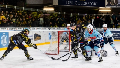 Die Duelle zwischen den Heilbronner Falken, hier ein Bild vom jüngsten Spiel in Bayreuth, hatten immer eine besondere Brisanz und noch eine Spur von DEL2-Flair aus früheren Zeiten. (Foto: Dirk Ellmer)