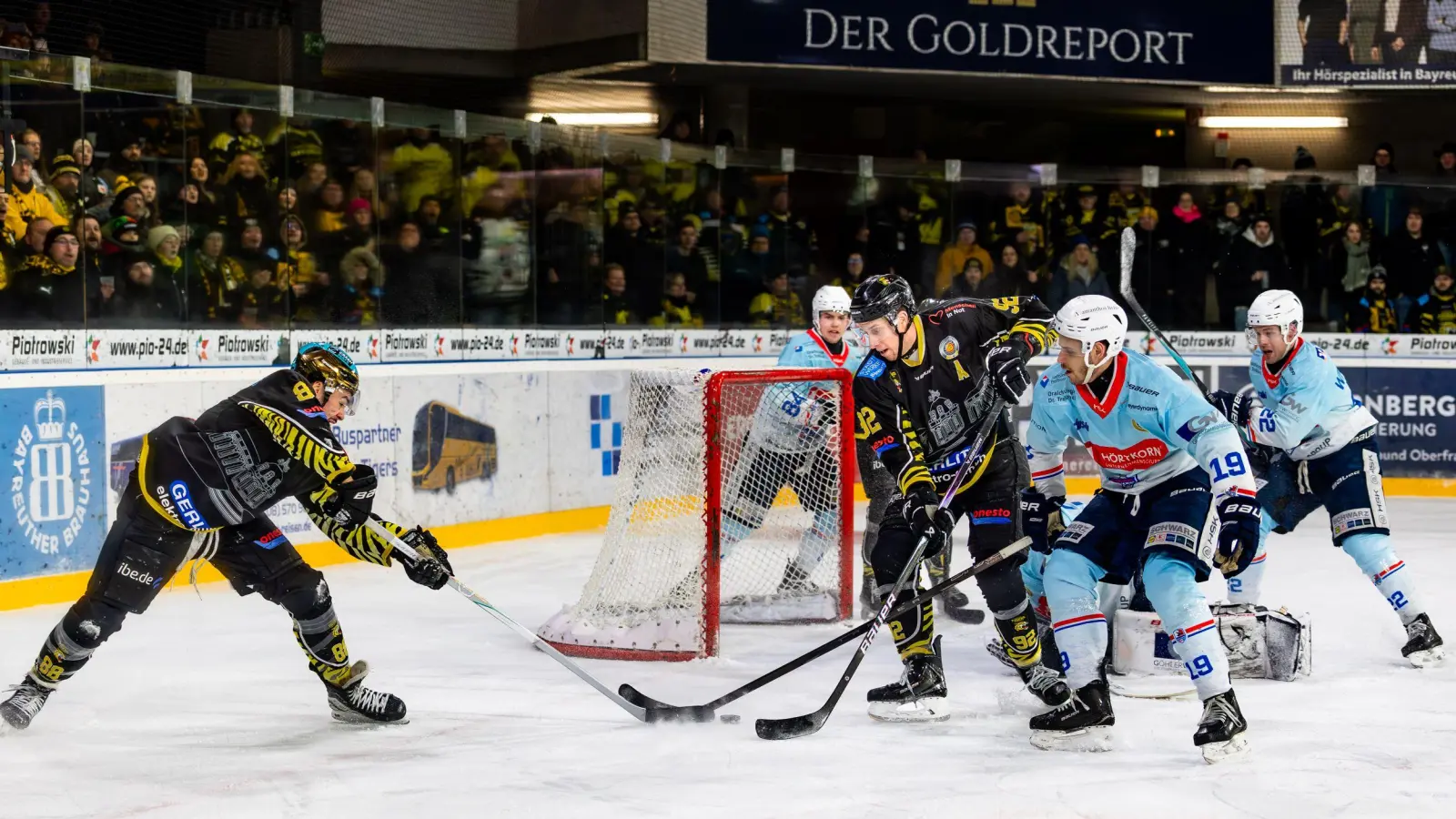 Die Duelle zwischen den Heilbronner Falken, hier ein Bild vom jüngsten Spiel in Bayreuth, hatten immer eine besondere Brisanz und noch eine Spur von DEL2-Flair aus früheren Zeiten. (Foto: Dirk Ellmer)