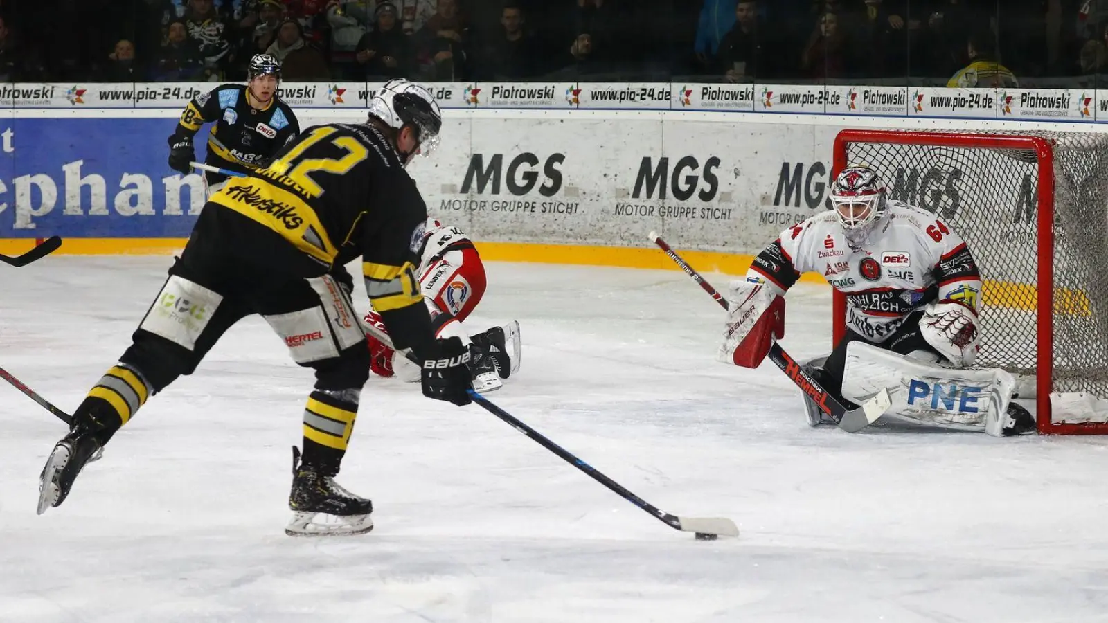 Tomas Schmidt und seine Kollegen besiegen die Bietigheim Steelers 4:2. (Foto: Peter Kolb)