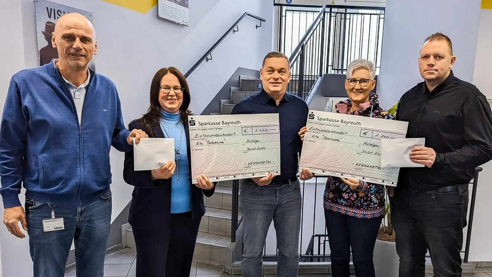 Martin Fraß stellv. Betriebsratsvorsitzender, Daniela Döring (Kita-Leitung Pusteblume), Jürgen Bierschneider (Werkleiter Kennametal), Bettina Wirth (Kita-Leitung Spatzennest)<br>und Benjamin Meinhardt Betriebsratsvorsitzender (Foto: Betriebsrat Kennametal)