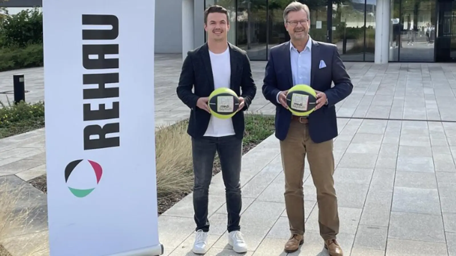 REHAU ist neuer Trikotsponsor von medi Bayreuth (Foto: REHAU, medi Bayreuth)