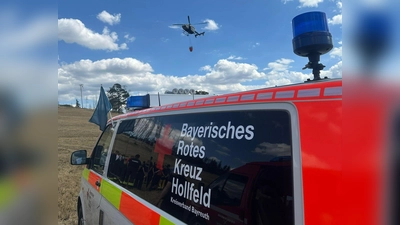 Einsatzfahrzeug in Hollfeld und Hubschrauber (Foto: BRK-Bayreuth)