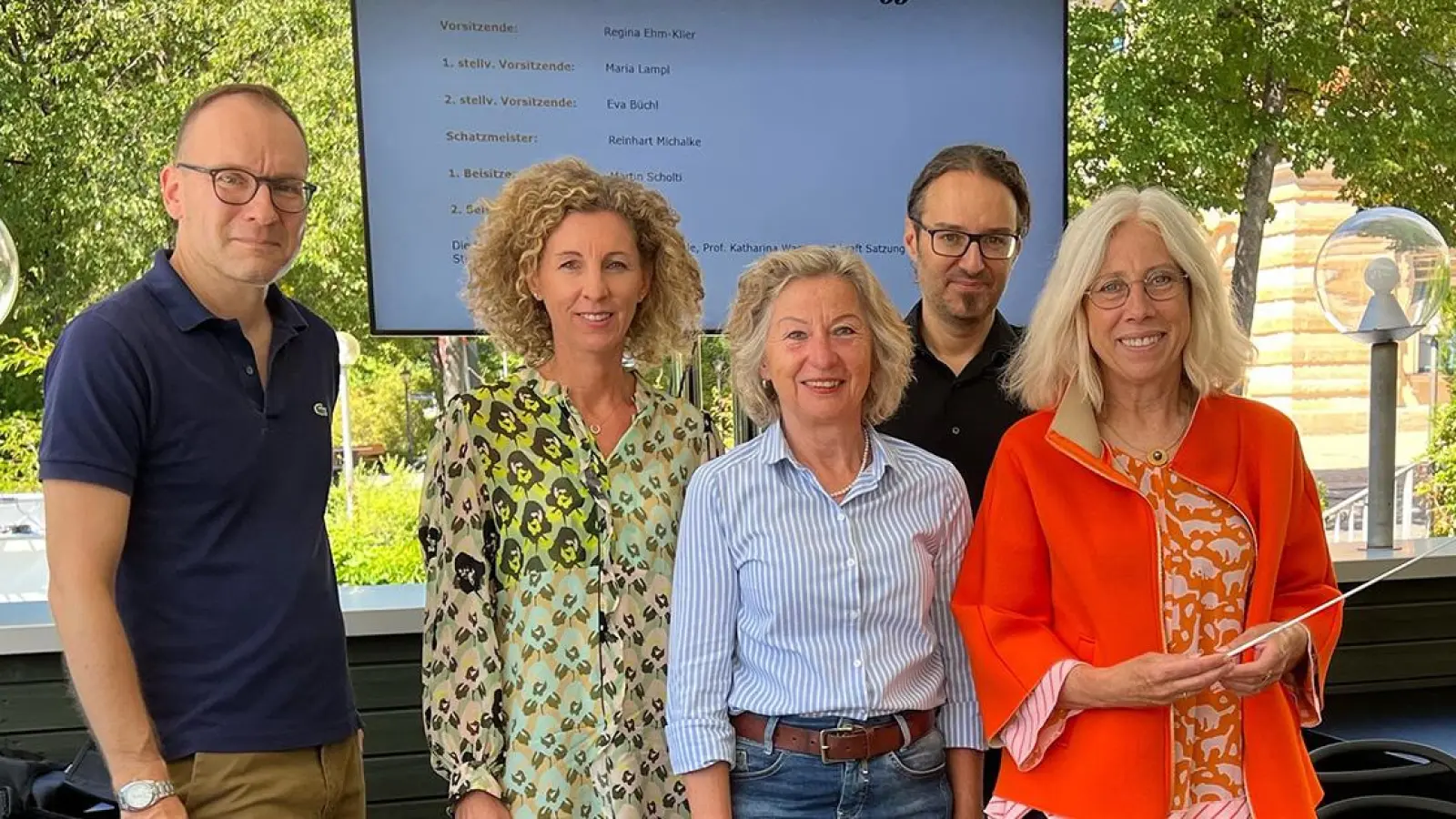 Stabübergabe bei TAFF: Reinhart Michalke (l.) übergibt den Taktstock an die neue Vorsitzende Regina Ehm-Klier (r.). Die weitere Führungsmannschaft (weiter von links): Eva Büchl und Maria Lampl, zweite bzw. erste stellvertretende Vorsitzende, und Beisitzer Michael Kolb. Krankheitsbedingt war Martin Scholti nicht anwesend. Er wurde als Beisitzer wiedergewählt. (Foto: TAFF)