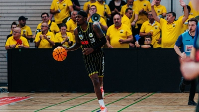 Glen Abram (am Ball) war mit 14 Punkten und sieben Assists einer der besten Bayreuther Spieler in Kirchheim.<br><br> (Foto: Kreisbau Kirchheim Knights/Eibner-Pressefoto/Nina Sander)