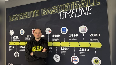 Carlo Steiner vor der „Timeline” des Bayreuther Basketballs. (Foto: Martin Munzert)