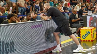 Recht zufrieden war Headcoach Florian Wedell (hier beim Spiel gegen Würzburg beim Medikamente-per-Klick-Cup) auch mit dem letzten Testspiel vor Beginn der neuen ProA-Saison gegen die Raiffeisen Flyers Wels. (Foto: Archiv/Stefan Dörfler)