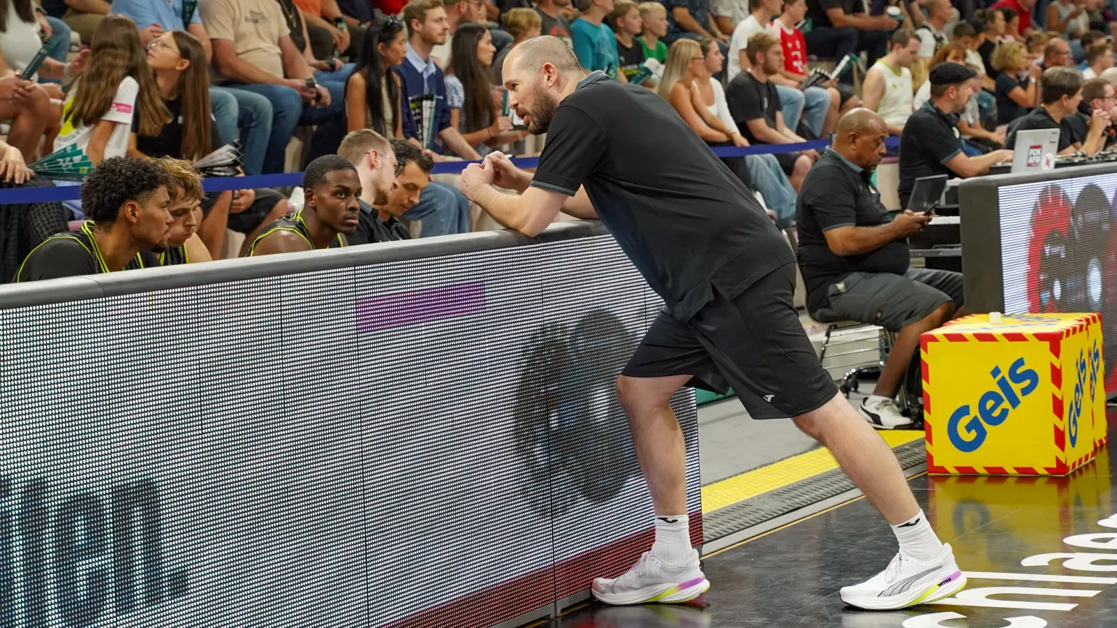 Recht zufrieden war Headcoach Florian Wedell (hier beim Spiel gegen Würzburg beim Medikamente-per-Klick-Cup) auch mit dem letzten Testspiel vor Beginn der neuen ProA-Saison gegen die Raiffeisen Flyers Wels. (Foto: Archiv/Stefan Dörfler)