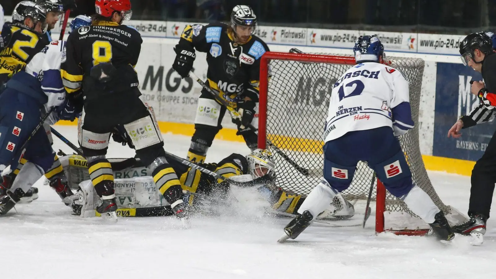 Jubeln durften Simon Karlsson und Co. nach dem 4:2 bei den Dresdner Eislöwen. (Foto: Peter Kolb (Archiv))