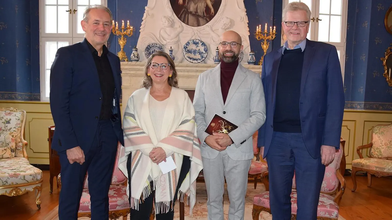 BR-Kulturredakteurin Ursula Adamski-Störmer sprach mit Max Emanuel Cencic (beide Bildmitte) über Bayreuth Baroque 2024. Links: Geschäftsführer Dr. Clemens Lukas, rechts Oberbürgermeister Thomas Ebersberger. (Foto: jle)