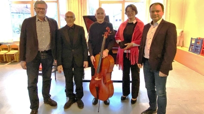 Von links: Oberbürgermeister Thomas Ebersberger, die Künstler Andreas Bartelsen und Mathias Hartmann, die Pfarrerin der Auferstehungskirche Julia Maser sowie der Vorsitzenden des Rates der Deutschen der Ukraine Volodymyr Leysle. (Foto: red)