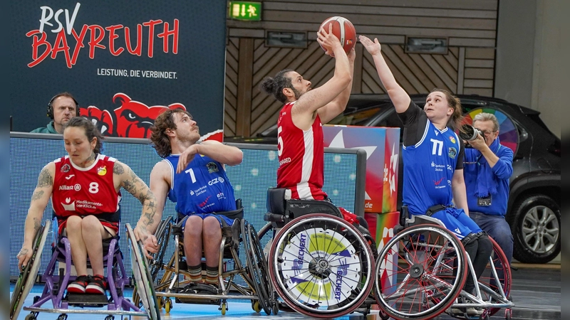 Ab Samstag, 17. Oktober, beginnen wieder die Punktspiele des RSV Bayreuth. Nach dem Bundesligaabstieg (im Bild eine Szene aus der vergangenen Saison aus dem Spiel gegen Zwickau) tritt das Rollstuhlbasketballteam in der neuen Saison in der zweiten Bundesliga (RBBL2) an. (Foto: Archiv/Stefan Dörfler)