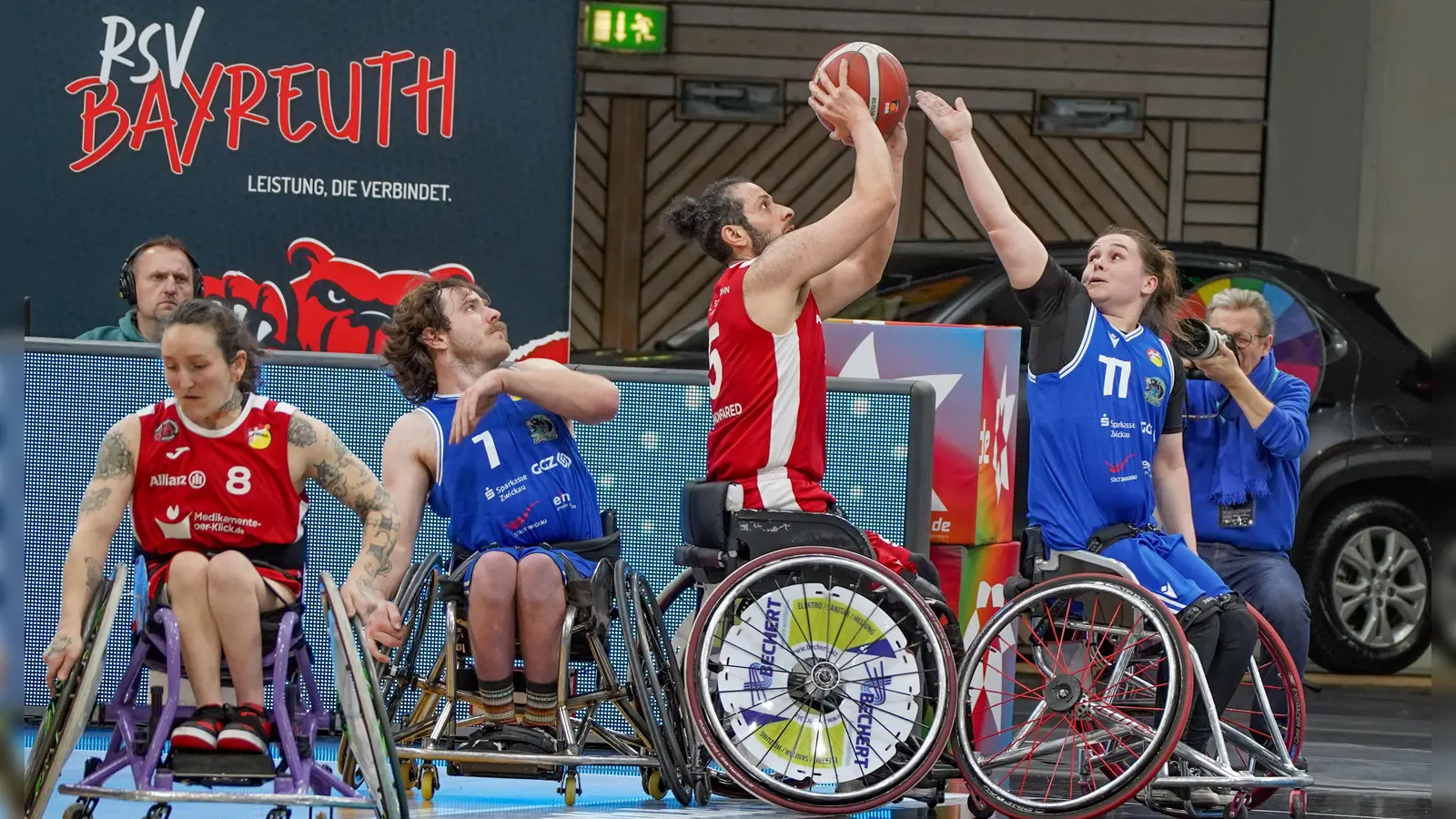 Ab Samstag, 17. Oktober, beginnen wieder die Punktspiele des RSV Bayreuth. Nach dem Bundesligaabstieg (im Bild eine Szene aus der vergangenen Saison aus dem Spiel gegen Zwickau) tritt das Rollstuhlbasketballteam in der neuen Saison in der zweiten Bundesliga (RBBL2) an. (Foto: Archiv/Stefan Dörfler)