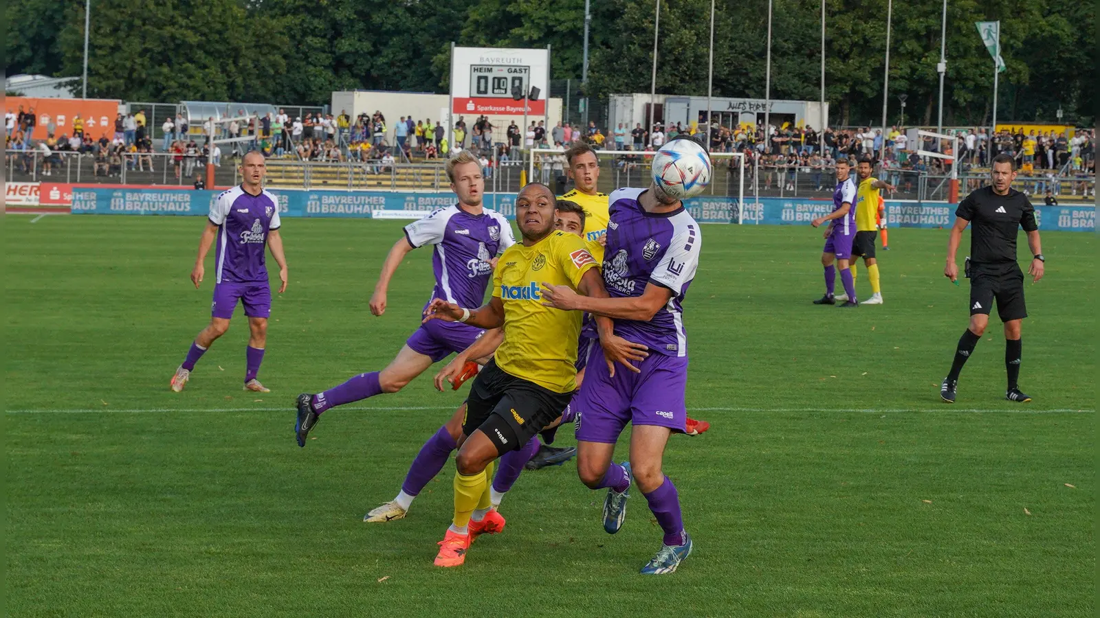 Jann George im Kampf um den Ball beim Oberfrankenderby gegen Eintracht Bamberg in der vergangenen Saison. Der Stürmer bleibt der Altstadt auch in der kommenden Spielzeit erhalten. (Foto: Archiv/sd)