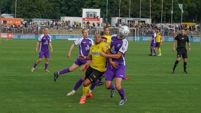 Jann George im Kampf um den Ball beim Oberfrankenderby gegen Eintracht Bamberg in der vergangenen Saison. Der Stürmer bleibt der Altstadt auch in der kommenden Spielzeit erhalten. (Foto: Archiv/sd)