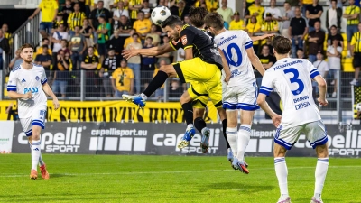 Edwin Schwarz, hier im Zweikampf beim Kopfball in der Partie gegen Viktoria Aschaffenburg, hat ebenso wie Dennis Lippert seinen Vertrag bei der SpVgg Bayreuth um ein Jahr verlängert. (Foto: Archiv/Dirk Ellmer)