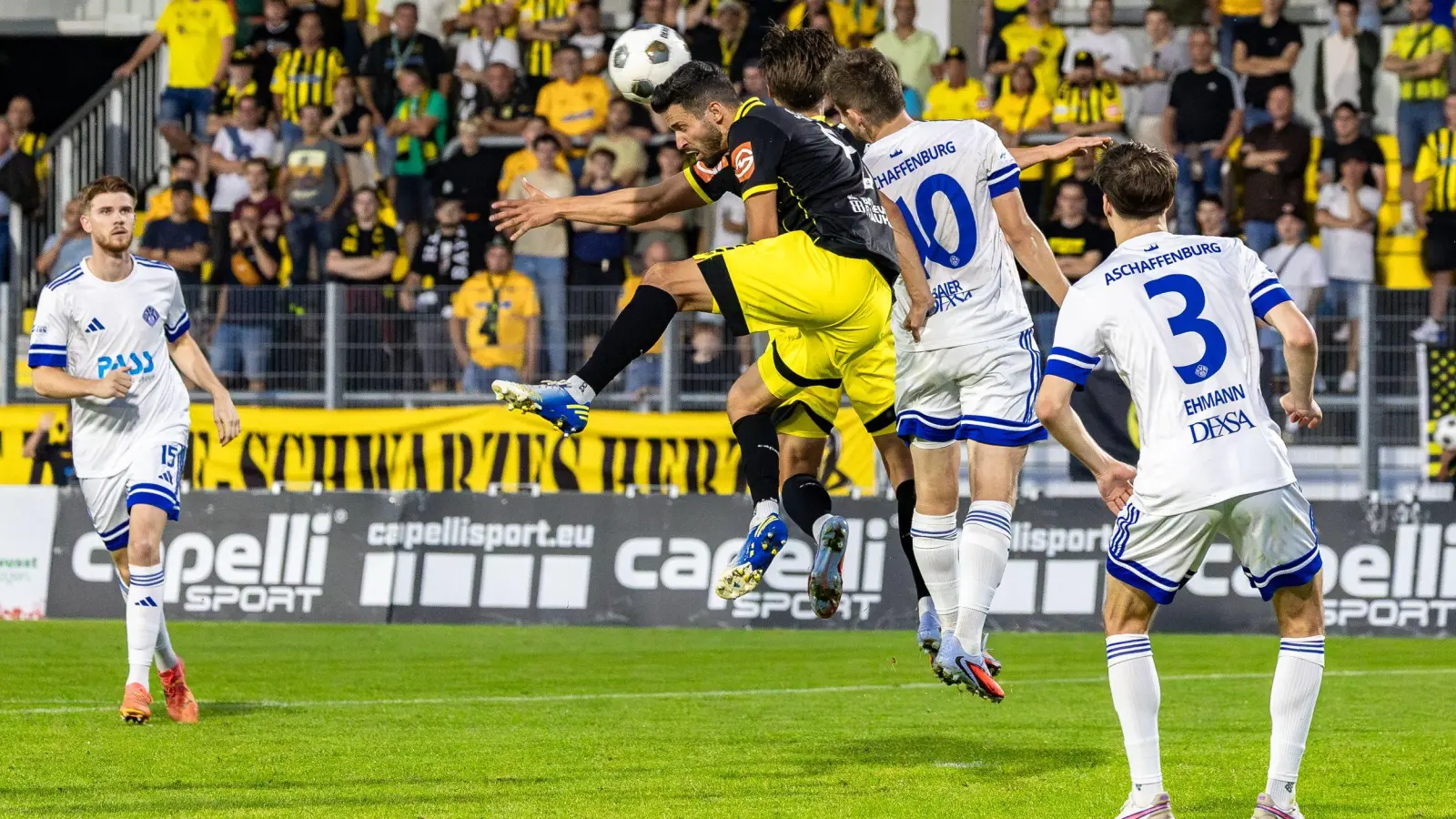 Edwin Schwarz, hier im Zweikampf beim Kopfball in der Partie gegen Viktoria Aschaffenburg, hat ebenso wie Dennis Lippert seinen Vertrag bei der SpVgg Bayreuth um ein Jahr verlängert. (Foto: Archiv/Dirk Ellmer)